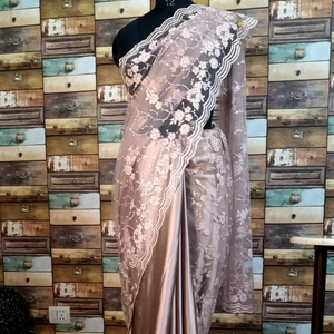 Gama exclusiva Premium de Sari de encaje con bordado floral y satén Rosa bebé elegante para ocasiones especiales - Product Image 1