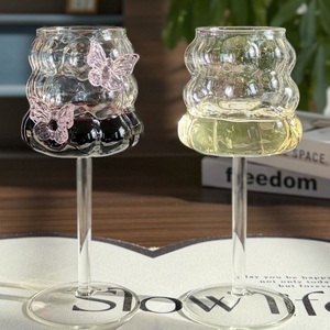 <span class=keywords><strong>Verre</strong></span> à vin rouge transparent en forme de grappe avec motif papillon rose en relief pour fêtes, bars et restaurants - Product Image 1