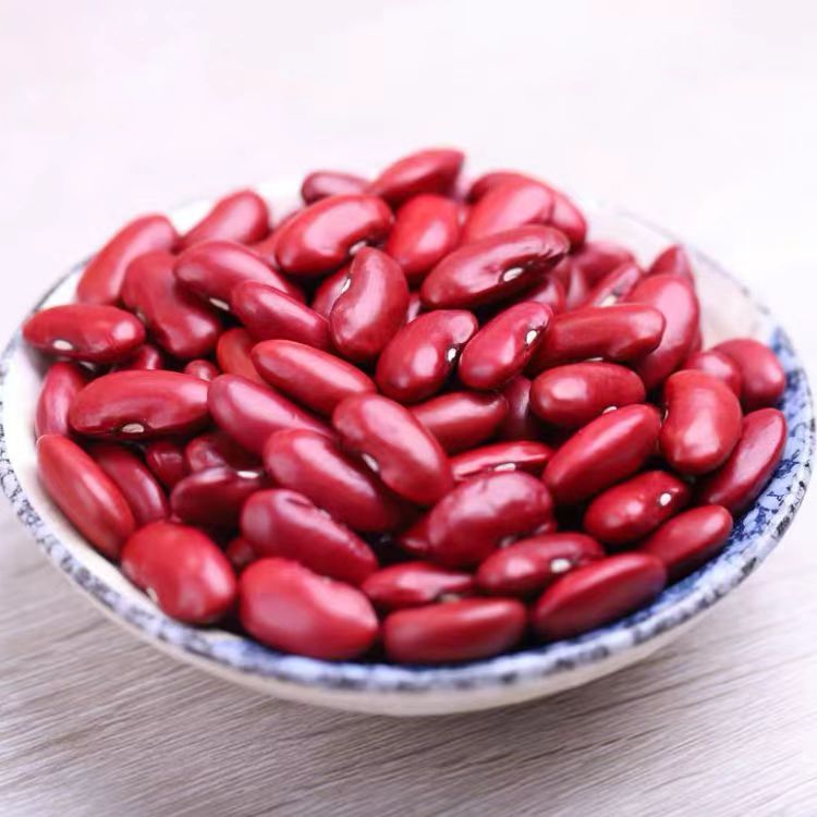 Dark red dried kidney beans have large particles and are easily used as raw materials for salads.
