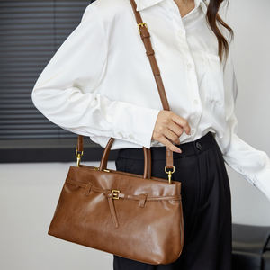 2025 प्रसिद्ध नई डिजाइन महिलाओं के हैंडबैग स्टाइलिश बड़े pu चमड़े के साथ तीन स्ट्रैप्स अनुकूलन योग्य लोगो उच्च गुणवत्ता वाले जिपर - Product Image 4