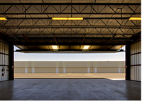 Hangar d'avion préfabriqué en structure d'acier à grande portée avec porte de hangar personnalisée