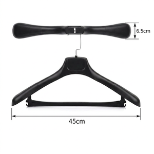 <span class=keywords><strong>Cintres</strong></span> de luxe noirs en <span class=keywords><strong>plastique</strong></span> à épaules larges, personnalisables avec logo, robustes pour l'affichage de vestes et manteaux en boutique - Product Image 5