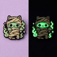 Pin Kerah Penyihir Grosir Kustom dari Paduan Seng Menyala dalam Gelap Nikel Hitam Roh Hantu Bulan Tarot Bros Produsen Halloween