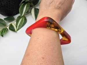 กำไลเรซิ่นหลากสีสันสำหรับผู้หญิงที่มีโครงสร้างที่ทนทานและมีน้ำหนักเบา มีสไตล์และทันสมัยสำหรับทุกโอกาส - Product Image 3