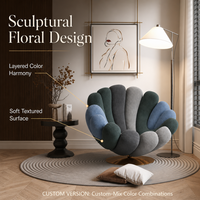 Fauteuil pivotant moderne et artistique avec accents de pétales de fleurs, coloré arc-en-ciel, en velours doux et pieds en métal