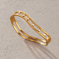 Bracelet manchette double ligne en acier inoxydable plaqué or 18 carats avec accent en strass, bijou minimaliste et élégant pour femme