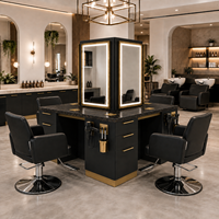 Mobiliario de Lujo para Salón de Belleza, Diseño Personalizado, Estaciones de Estilismo en Negro y Dorado, Superficies con Aspecto de Piedra y Espejos LED