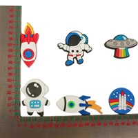 Chaussures OEM/ODM en PVC pour astronaute et fusée, breloques sur le thème de l'espace, décoration de bricolage avec planètes et vaisseaux spatiaux