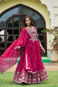 Vente en gros exclusive de Georgette Lehenga Choli Fourniture d'usine de style indien et pakistanais pour la collection de vêtements de festival et de fête - Product Image 2
