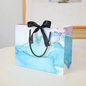 Sac en papier cadeau bleu marbré avec poignée en satin et logo personnalisé pour mariage, anniversaire, cosmétiques, fêtes - Product Image 5