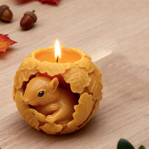 Bougie artistique personnalisée en forme d'écureuil, adorable et mignonne, pour la décoration de Noël - Product Image 2