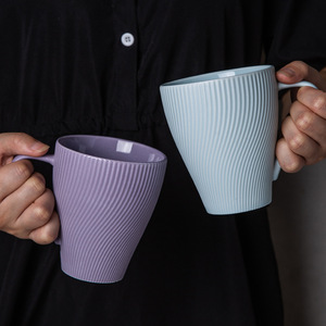 Taza de Café de Cerámica con Rayas Verticales Estilo Nórdico Minimalista, 350 ml, Acabado Mate, Taza de Té de Alta Gama <span class=keywords><strong>para</strong></span> Oficina y Hogar con Asa, Regalo <span class=keywords><strong>para</strong></span> <span class=keywords><strong>Parejas</strong></span> - Product Image 4