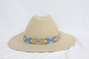 Correa de sombrero hecha a mano de primera calidad con cuentas multicolores diseñadas para sombreros de estilo Fedora accesorios de moda para cada temporada - Product Image 2