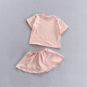 Set Estivo per Bambine con T-Shirt alla Moda e Minigonna con Orlo Smerlato, Completo in Cotone per Bambine e Ragazze - Product Image 4