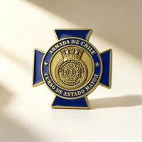 Badge Métallique Classique Antique Doré en Forme de Croix avec Émail Souple et Texte en Relief Personnalisé pour Souvenir de Club