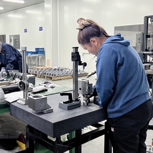 फैक्टरी 4 अक्ष <span class=keywords><strong>5</strong></span> अक्ष केंद्र ड्रिलिंग मिलिंग टर्निंग स्टील मिश्र धातु भागों कस्टम उत्पादों धातु सीएनसी मशीनिंग सेवा - Product Image 6