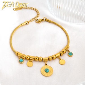 Bracelet manchette vintage étanche en acier inoxydable plaqué or 14 carats avec zircon, ajustable, motif lettres, pour femme, vente en gros - Product Image 3