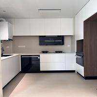 Lemari Dapur Terintegrasi Lantai-Siling Permukaan Anti Gores Rak Pantry Tarik Sensor Manusia Lampu LED Perakitan Flat Pack untuk