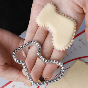 <span class=keywords><strong>Emporte</strong></span>-pièce en alliage de zinc en forme de chaussette de Noël pour raviolis et boulettes, avec manche en bois de caoutchouc, ustensile de cuisine - Product Image 4