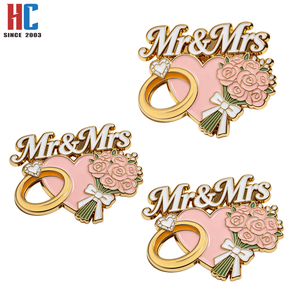 Spilla in metallo personalizzata con smalto morbido <span class=keywords><strong>Mr</strong></span> & Mrs, con anello a cuore e bouquet di rose, per bomboniere di matrimonio - Produzione da 20 anni - Product Image 3
