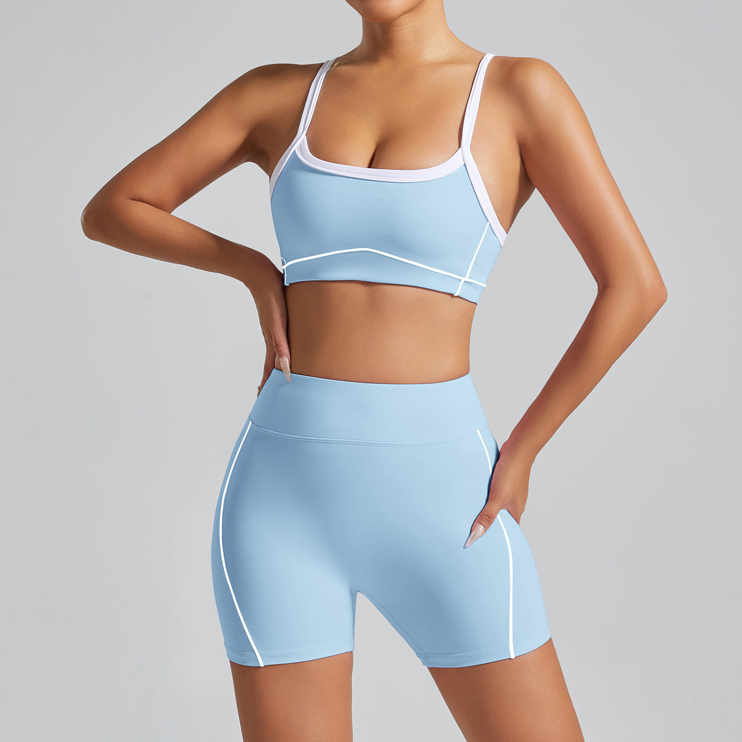 บราสีฟ้าน้ำระลอกและกางเกงขาสั้นสีฟ้าน้ำระลอก