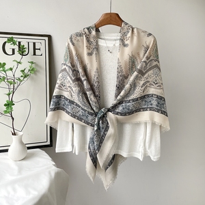 Pañuelo Cuadrado Grande con Estampado Floral de Moda, Estilo Lino y Algodón, para Mujer, Ideal para Vacaciones, Protección Solar, Playa y Viajes - Product Image 2