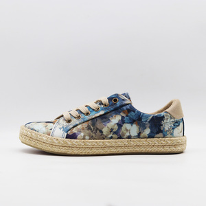 Baskets basses en toile à imprimé floral avec semelle en espadrille tressée en jute, à lacets - Chaussures décontractées d'été bohèmes pour femmes - Product Image 3