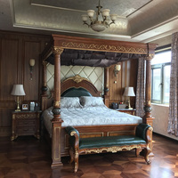 Lit à baldaquin en chêne de style baroque américain, or impérial, luxe, bois sculpté, taille King, rembourré, suite présidentielle de style manoir