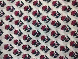 Bolso de mano acolchado de algodón con elegante estampado floral hecho a mano, diseñado para la vida sencilla, compras y uso diario. - Product Image 5