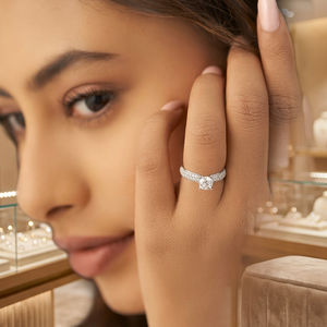 Anillo de Compromiso de Diamantes Brillantes con Baño de Rodio en Oro Blanco de 18K Certificado, con Piedras Laterales Pavé, Joyería Clásica para Novia - Product Image 3