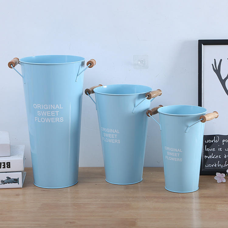 ถังด้ามไม้สีฟ้า