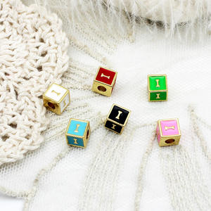 Cuentas de cubo de alfabeto coloridas | Encantos iniciales de acero inoxidable chapados en oro PVD de 18 quilates para <span class=keywords><strong>la</strong></span> fabricación de joyas DIY | Impermeable y duradero - Product Image 6