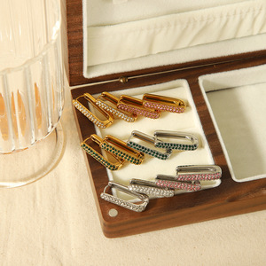 Pendientes de aro en forma de U geométricos, de acero inoxidable con baño de oro de 18K y diamantes incrustados, para mujer, uso diario. - Product Image 1