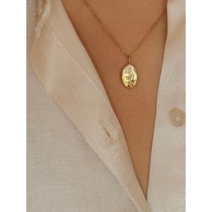 Collar con Colgante de Flores de Acero Inoxidable Quirúrgico Chapado en Oro de 18K PVD, Diseño Nuevo 2025, Venta al Por Mayor, Sin Deslustre - Product Image 3