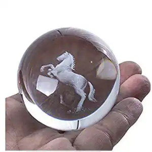 जेवाई आपूर्तिकर्ता घोड़े की मूर्ति त्योहार उपहार 3डी लेजर उत्कीर्णन क्रिस्टल क्राफ्ट ग्लास बॉल की थोक बिक्री करते हैं