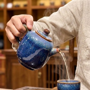 Théière artisanale en porcelaine Jun dans un coffret cadeau - Patrimoine culturel immatériel chinois pour offrir en cadeau de prestige et pour la cérémonie du thé - Product Image 6