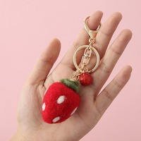 Dessin animé fausse fourrure peluche lapin fraise Teddy poupée doux personnalisé Mini petits animaux jouets avec porte-clés en gros Sleutelhanger