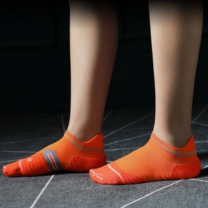 पुरुषों के एथलेटिक कुशन कपास मोजे एंटी-फफोले चिकने वाले टखने के मोजे - Product Image 2