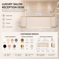 Comptoir d'accueil de salon de coiffure de luxe, comptoir de réception de studio de beauté, comptoir de service pour spa des ongles, mobilier de salon incurvé avec LED, design personnalisé