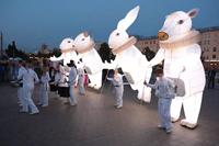 Énorme chèvre de marche gonflable, marionnette géante blanche gonflable avec lumières internes, marionnette gonflable pour festival de théâtre de rue