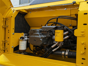 Excavadora usada sobre orugas de 20 toneladas con el pulgar hidráulico Komatsu PC200 de a 1 m - Product Image 4