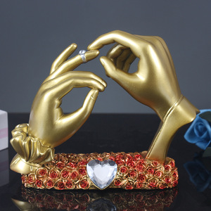 Sposa e sposo scambio anelli ornamenti decorazione di nozze coppia dorata nordica bacio scultura soggiorno camera da letto decorazioni per la casa - Product Image 1
