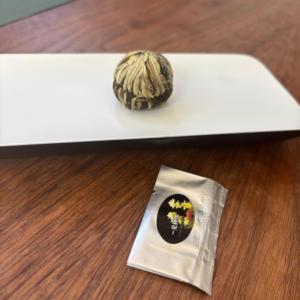 Florecimiento artístico hecho a mano para la bola de té de jazmín "Dos dragones jugando a la perla" Regalo de diseño para los amantes del té - Product Image 4