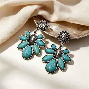 Orecchini Pendenti Vintage Boho con Fiori e Decorazioni in Turchese, Classici Pendenti da Donna - Product Image 1