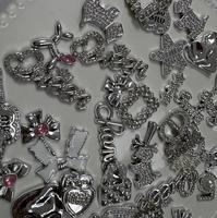 Breloques en résine argentée de styles variés pour loisirs créatifs, accessoires décoratifs, pendentifs, logos de marque de créateur, breloques pour coques de téléphone