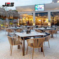 Ensemble de luxe J2S en rotin tressé pour chaises et table, idéal pour les stations balnéaires, mobilier moderne d'extérieur pour restaurants et stands commerciaux