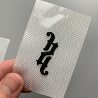 Logo de marque personnalisé en relief 3D, étiquette de vêtement en silicone caoutchouc 3D, autocollant thermocollant pour T-shirt