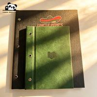 Couverture de menu en cuir pour restaurant gastronomique avec logo personnalisé, reliure verte à vis/clous et pochettes transparentes
