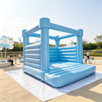 Château gonflable de mariage romantique bleu pâle de la marque KARRY, 13x13 pieds, capacité de 300 kg pour 8 à 10 passagers, idéal pour les fêtes et les mariages.