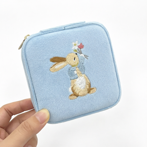 Boîte à bijoux carrée en velours Peter Rabbit Sunshine Portable, rangement autonome pour boucles d'oreilles et bagues - Product Image 1